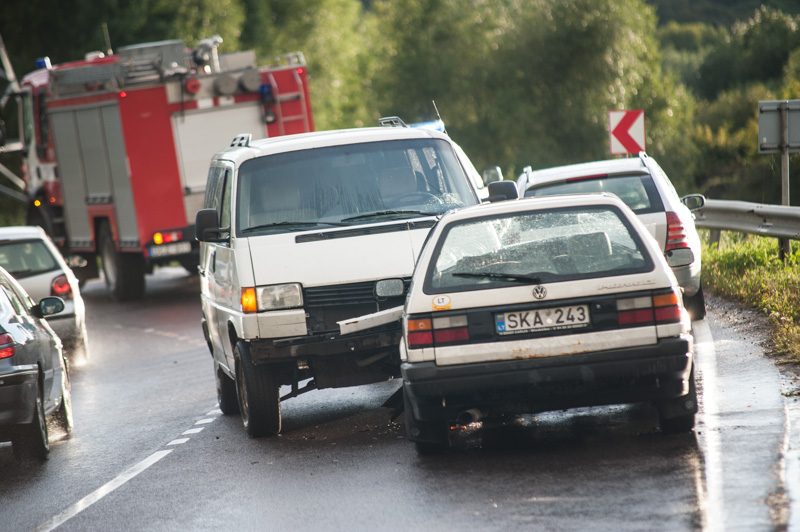 Kaune susidūrė du automobiliai, vienas vairuotojas išvežtas į gydymo įstaigą