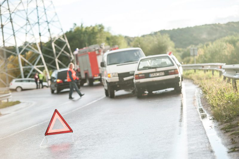 Kaune susidūrė du automobiliai, vienas vairuotojas išvežtas į gydymo įstaigą