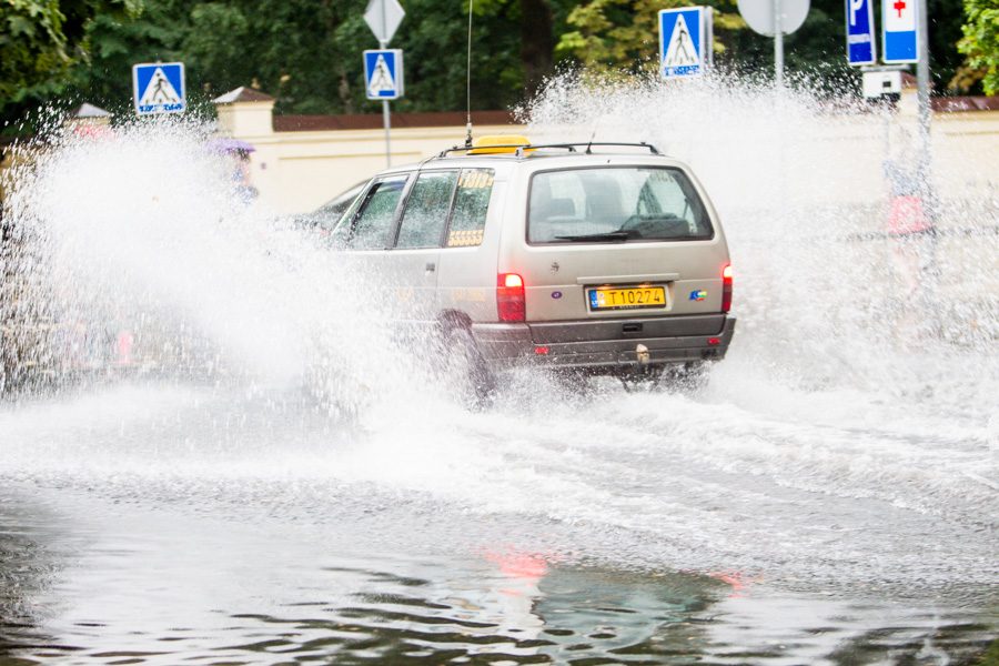 Pavakare Kauną pradėjo merkti stiprus lietus