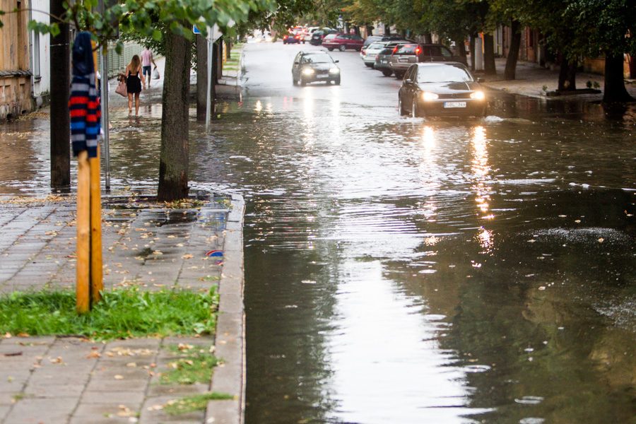 Pavakare Kauną pradėjo merkti stiprus lietus