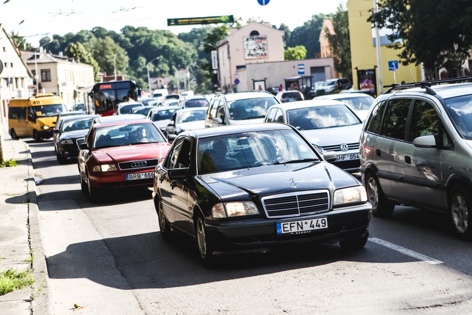 Avarija: Birštono g. autobusas rėžėsi į lengvąjį automobilį