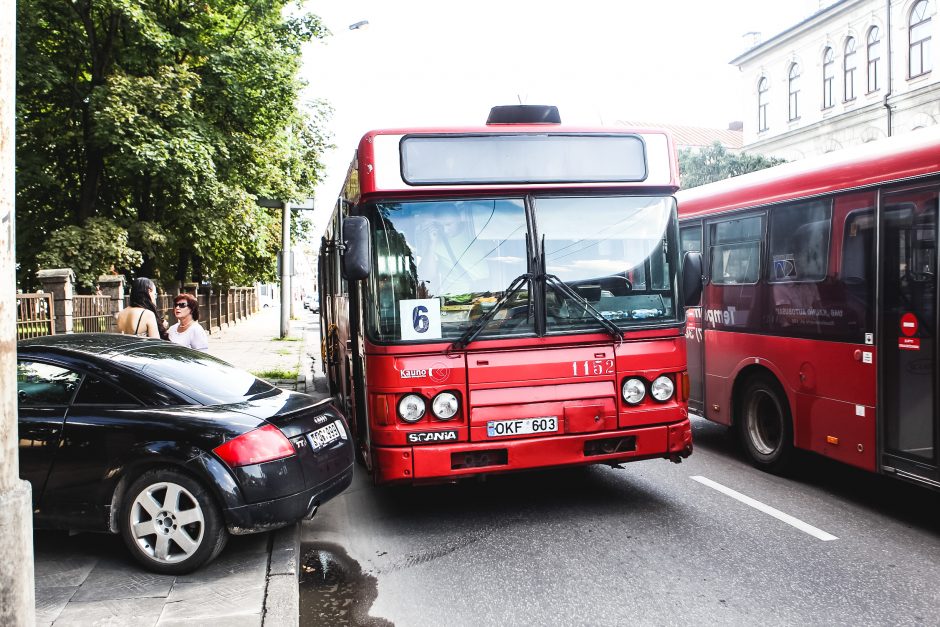 Avarija: Birštono g. autobusas rėžėsi į lengvąjį automobilį
