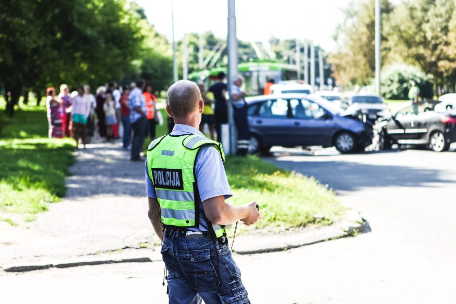 Neblaivi striptizo šokėja sukėlė avarija, nukentėjo trys žmonės