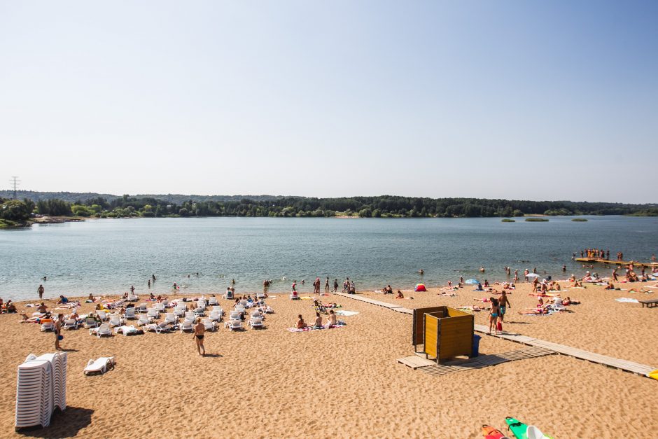 Kauniečiai karštą vasaros dieną leidžia prie vandens telkinių