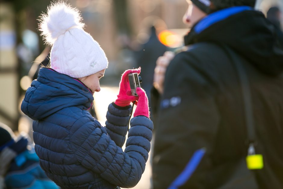 Rotušės aikštėje kauniečiai kalbėjo ir apie Kalėdų stebuklą