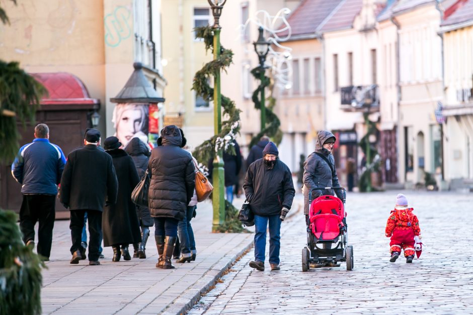 Rotušės aikštėje kauniečiai kalbėjo ir apie Kalėdų stebuklą