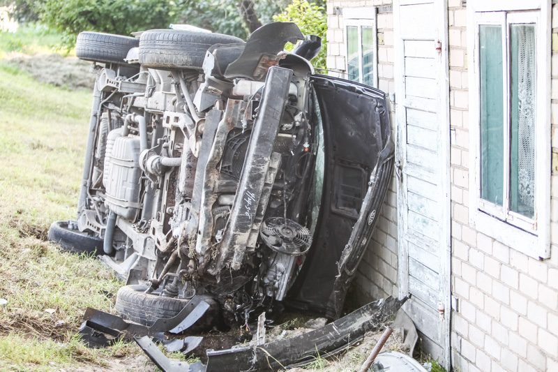 Po smūgio automobilis rėžėsi į namą: sužeisti trys žmonės 