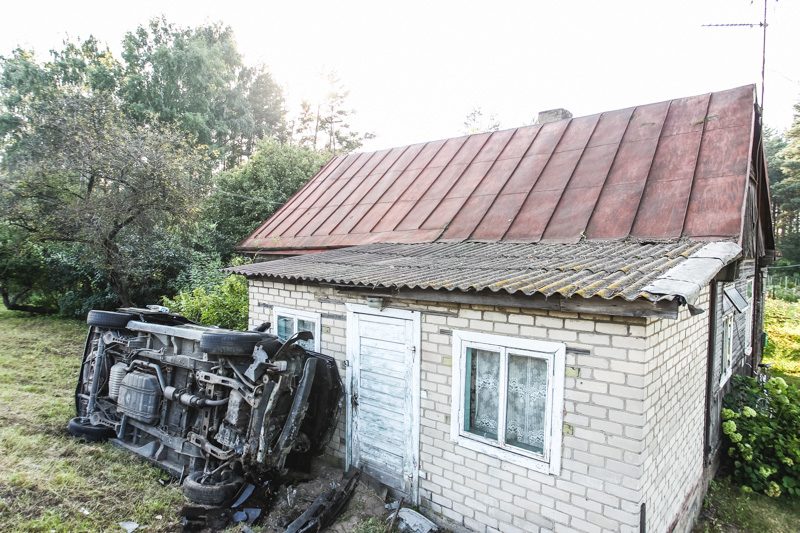 Po smūgio automobilis rėžėsi į namą: sužeisti trys žmonės 