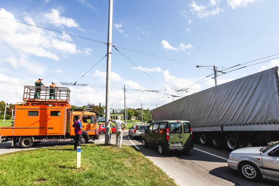 Prie VI forto žiedo kelią užtvėręs vilkikas paralyžiavo eismą