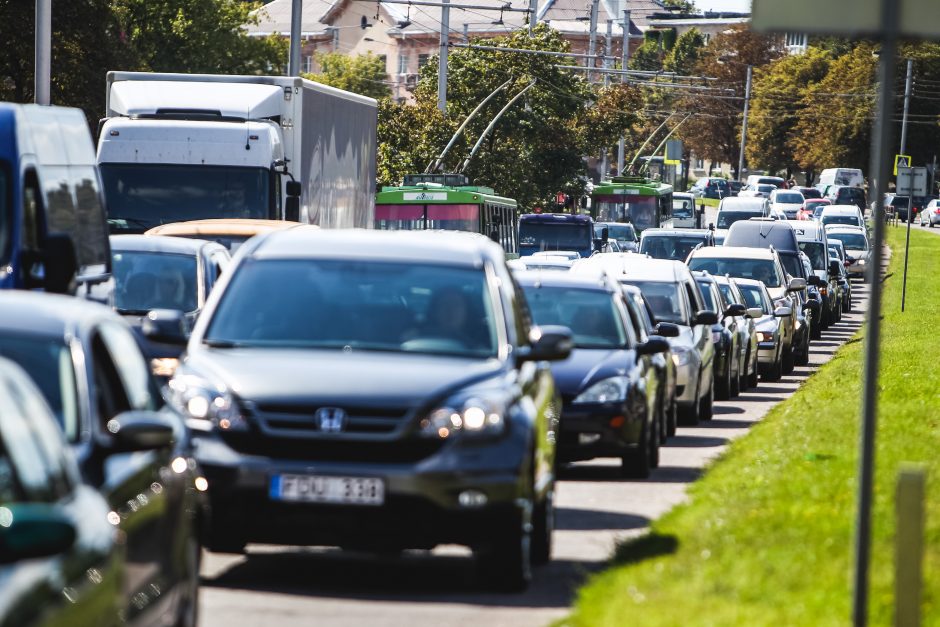 Prie VI forto žiedo kelią užtvėręs vilkikas paralyžiavo eismą