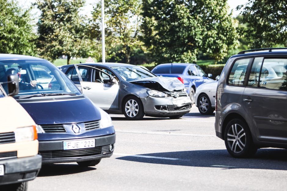 Avarija Karaliaus Mindaugo prospekte: po smūgio automobilio „VW Jetta“ vairuotoja išvežta į ligoninę