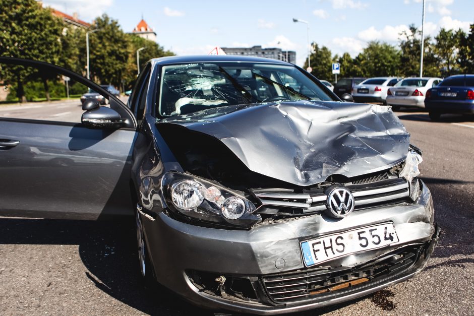 Avarija Karaliaus Mindaugo prospekte: po smūgio automobilio „VW Jetta“ vairuotoja išvežta į ligoninę