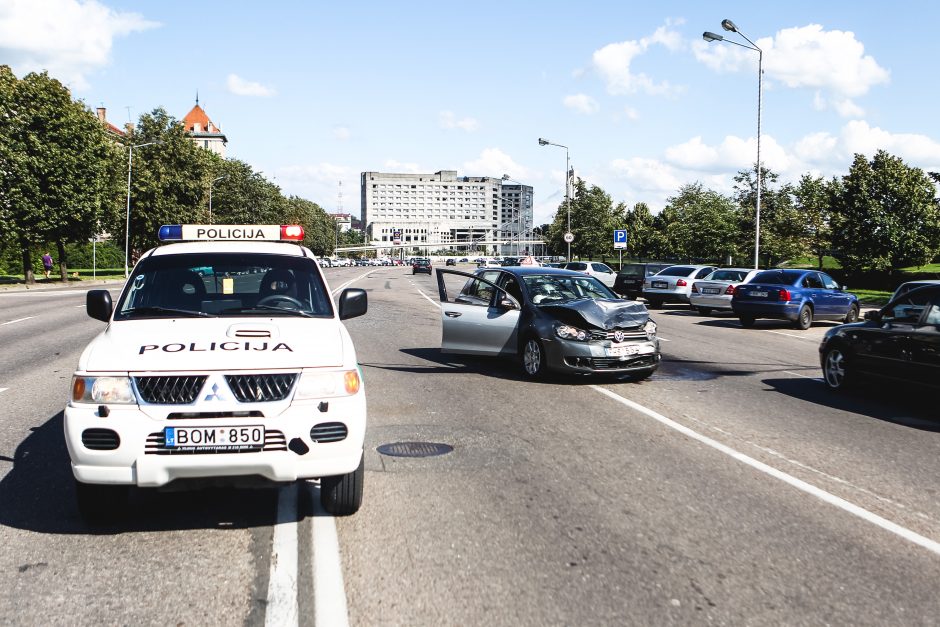 Avarija Karaliaus Mindaugo prospekte: po smūgio automobilio „VW Jetta“ vairuotoja išvežta į ligoninę