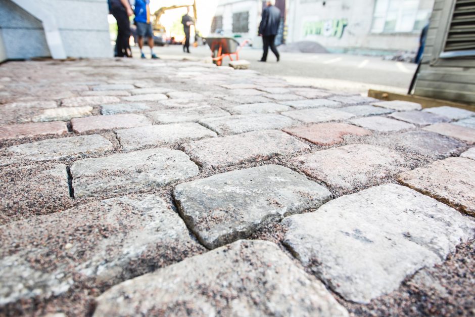 Prie Prisikėlimo bažnyčios pradėtas kloti grindinys