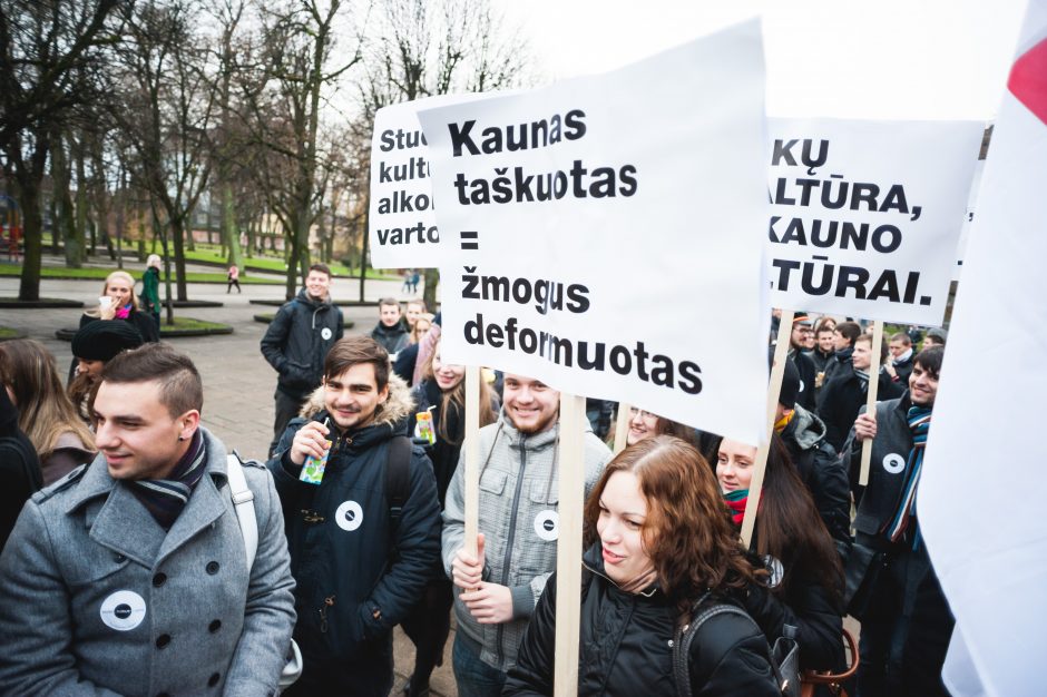 Jaunimas pliekė naktinius prekiautojus alkoholiu