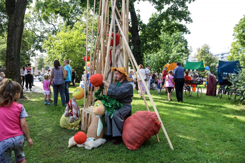 Kauno lėlių teatro prieigos virto Pasakų šalimi