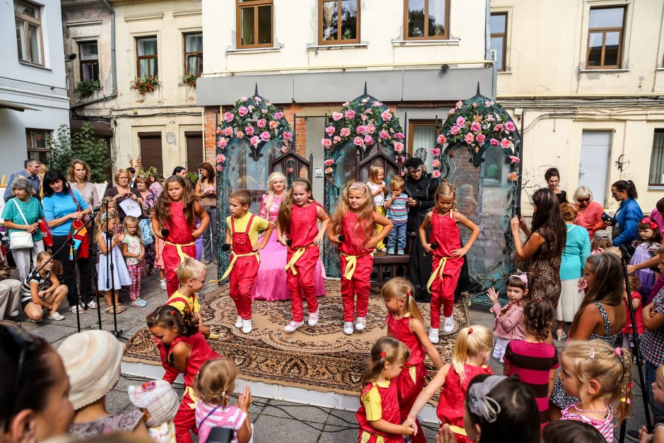 Kauno lėlių teatro prieigos virto Pasakų šalimi