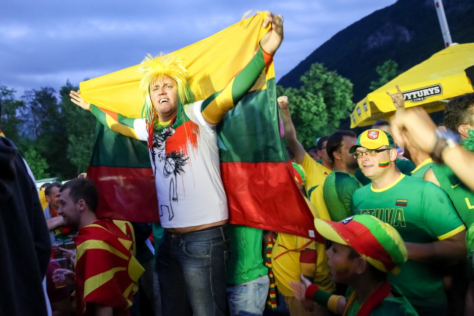 Draugiški sirgalių apsikabinimai prieš Lietuvos ir Makedonijos rungtynes 