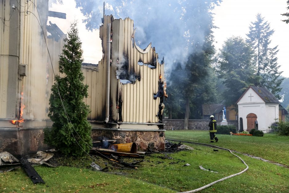 Sudegusios bažnyčios klebonas netiki, kad gaisras kilo dėl piktavalių žmonių