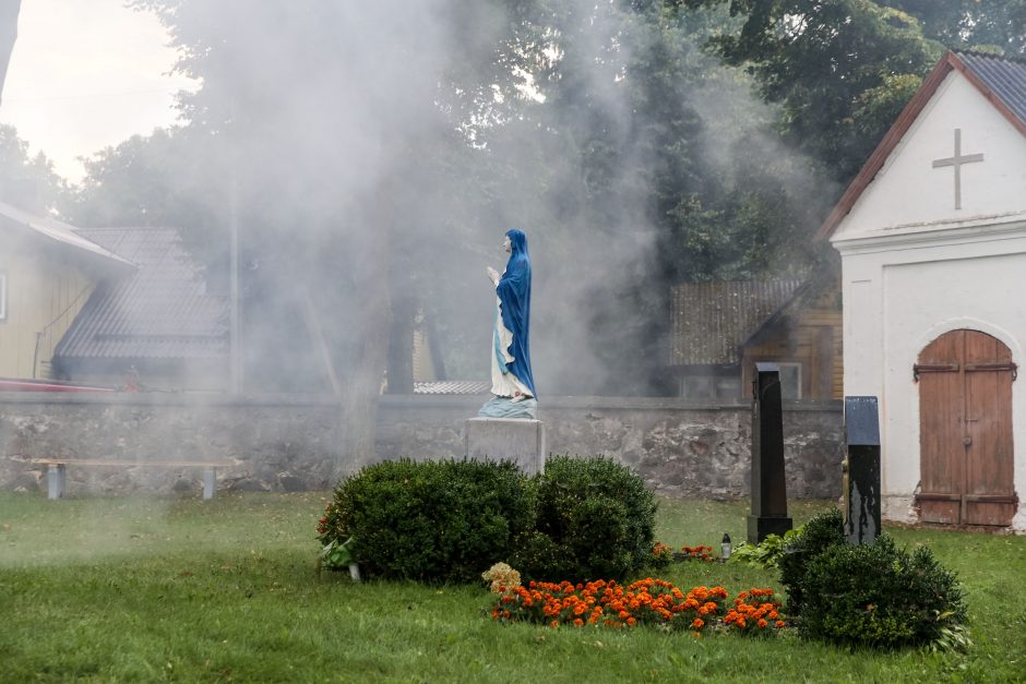 Sudegusios bažnyčios klebonas netiki, kad gaisras kilo dėl piktavalių žmonių