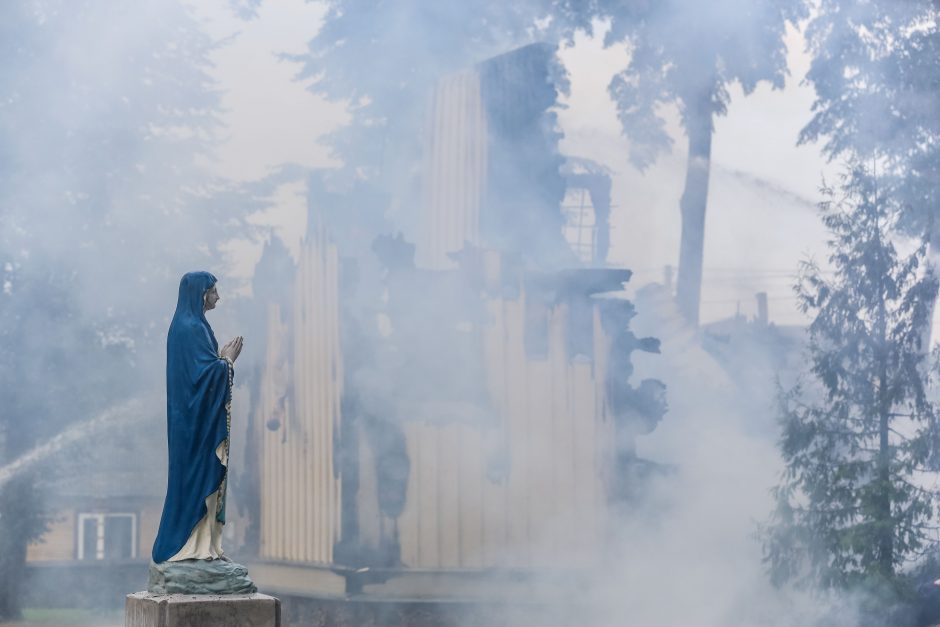 Sudegusios bažnyčios klebonas netiki, kad gaisras kilo dėl piktavalių žmonių