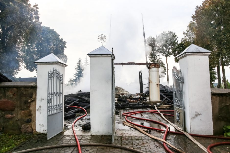 Sudegusios bažnyčios klebonas netiki, kad gaisras kilo dėl piktavalių žmonių