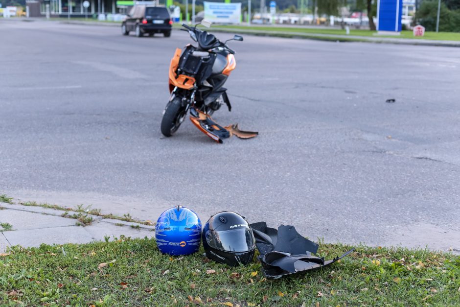 Avarija Raudondvario plente: automobilis rėžėsi į motorolerį