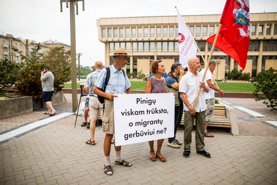 Protestas prie Seimo: reikalauja užkirsti kelią į Lietuvą migrantams