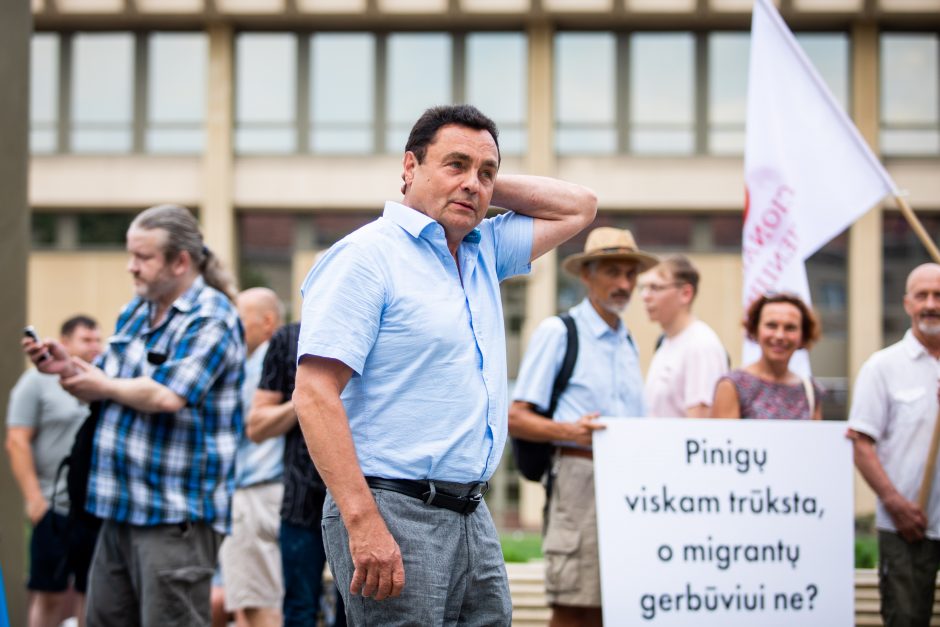 Protestas prie Seimo: reikalauja užkirsti kelią į Lietuvą migrantams