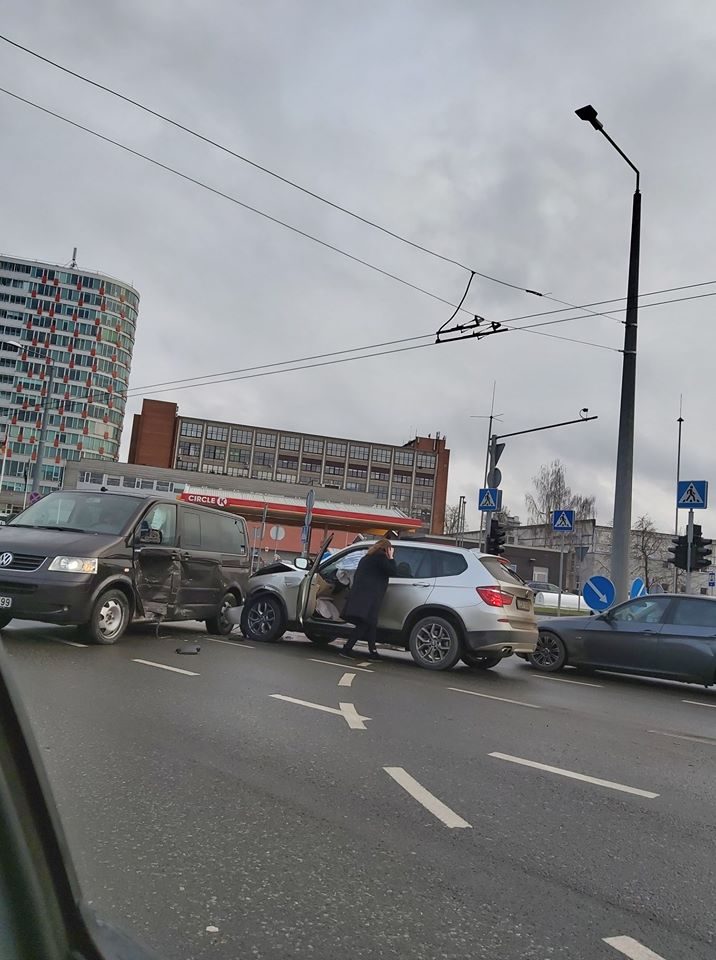 Avarija Kareivių gatvėje: išvažiuojant iš stovėjimo aikštelės – BMW smūgis