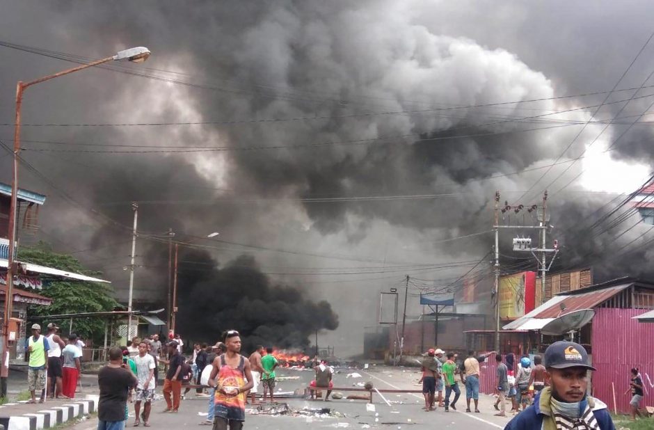 Indonezijoje protestuotojai padegė Vakarų Papua parlamentą