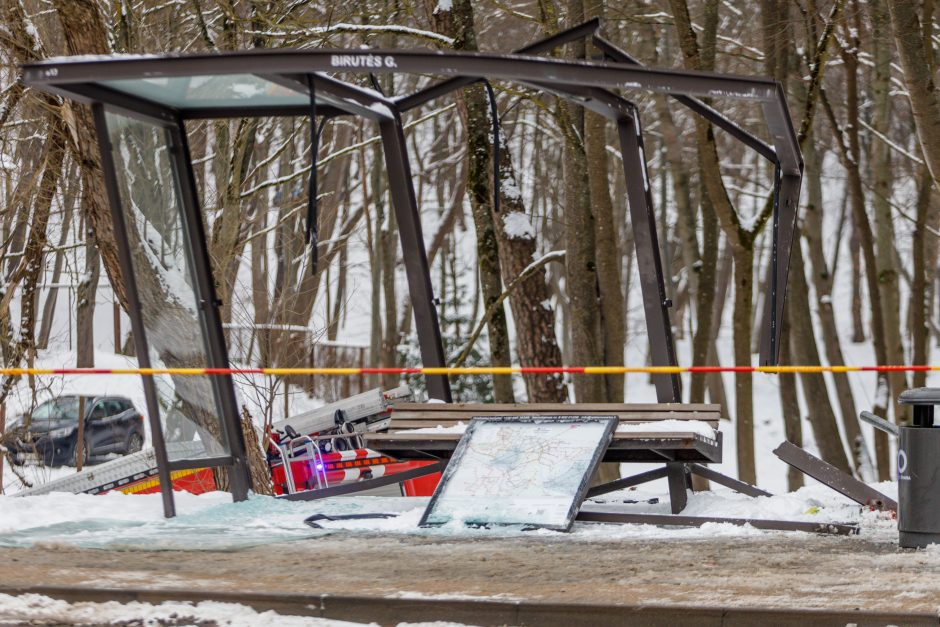 Į gaisrą skubėję ugniagesiai Panemunėje rėžėsi į stotelę: sužalota moteris