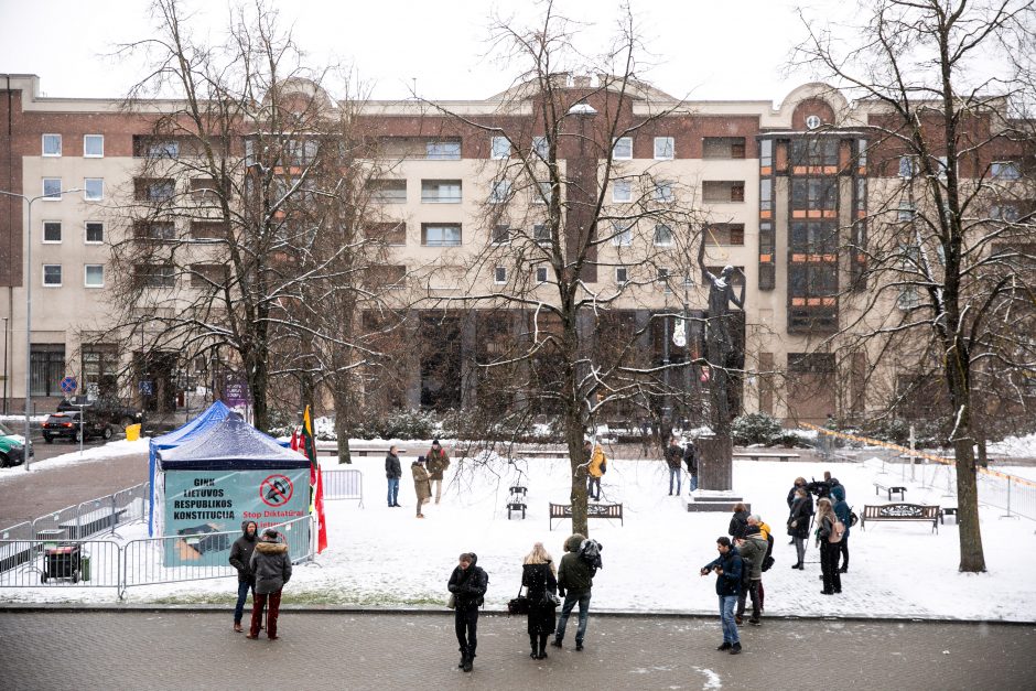 Šeimų sąjūdis prie Seimo pradėjo protesto akciją, o į kitus miestus vyks su dovanomis