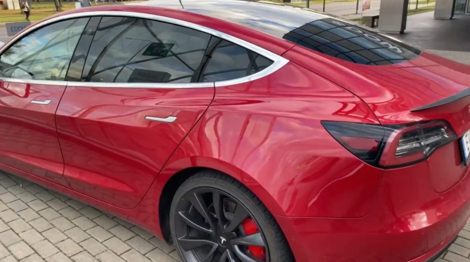 Pareigūnams bus įteiktas „Tesla“ automobilis: pasižvalgyti po jo vidų galima jau dabar