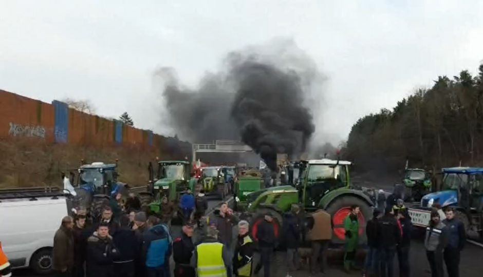 Prancūzijoje greitkelius užblokavę ūkininkai: taip, mes erziname, trukdome žmonėms!