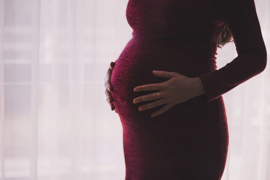 Ankstyva motinystė: kokios priežastys ir pasekmės lydi pastojusias nepilnametes?