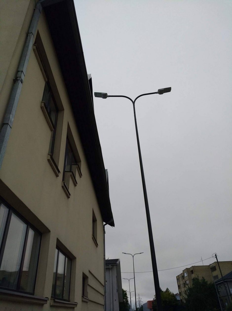Kaunietis klausia: miesto šviestuvas apšviečia tik privatų stogą?