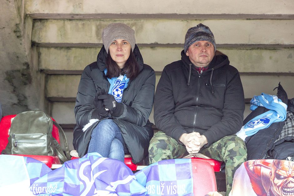 Stadiono ardymas varžybų nestabdo – aistruoliams tenka sėdėti ir ant griuvėsių