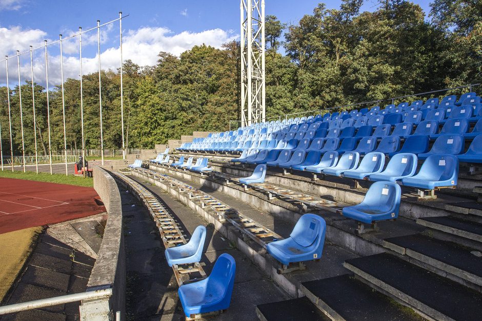 Stadiono ardymas varžybų nestabdo – aistruoliams tenka sėdėti ir ant griuvėsių