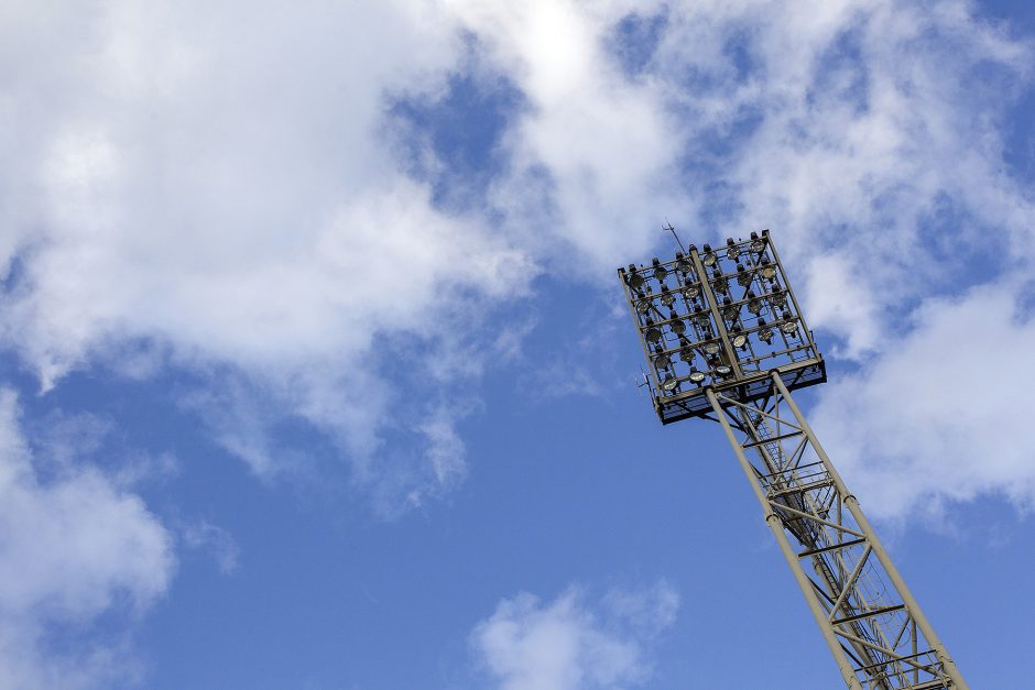 Stadiono ardymas varžybų nestabdo – aistruoliams tenka sėdėti ir ant griuvėsių