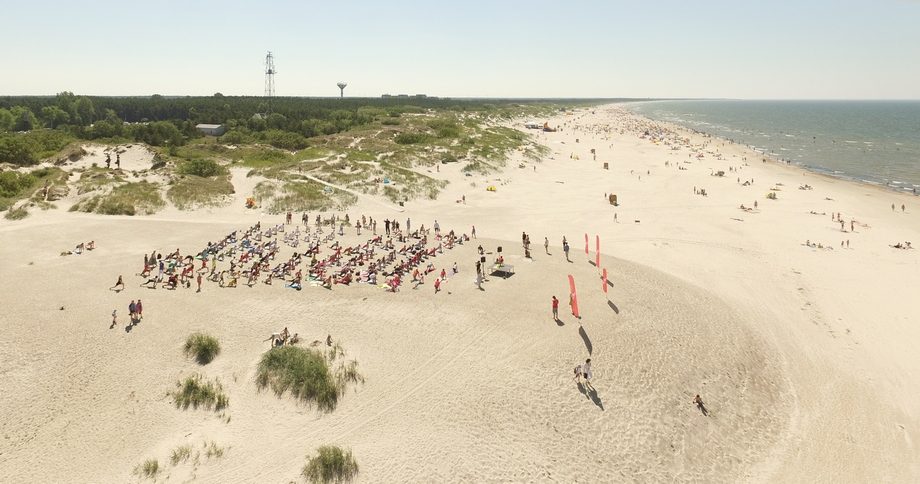 Joninių dieną – rekordinė jogos mankšta Šventojoje