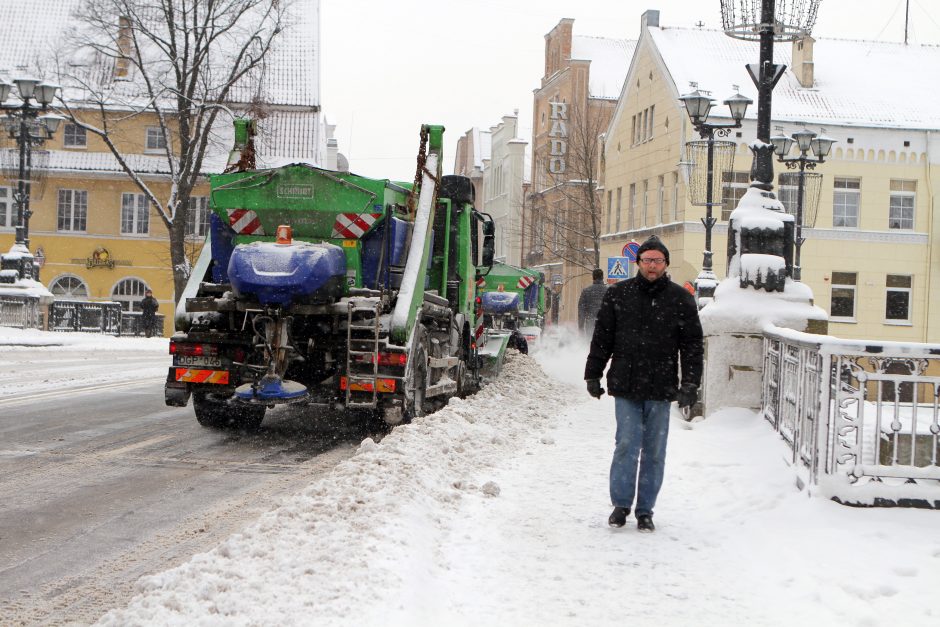 Kova su žiema: Klaipėdos gatvėms – triguba druskos dozė