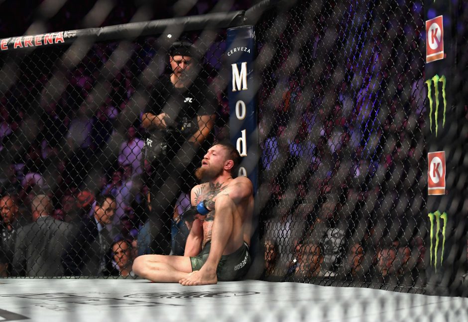 Brangiausioje UFC kovoje Ch. Nurmagomedovas prismaugė C. McGregorą ir sukėlė skandalą