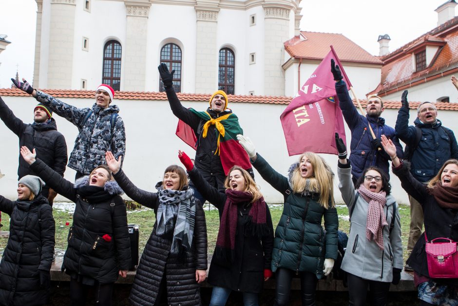 Tūkstančiai žmonių mitinge reikalavo didesnių algų mokytojams