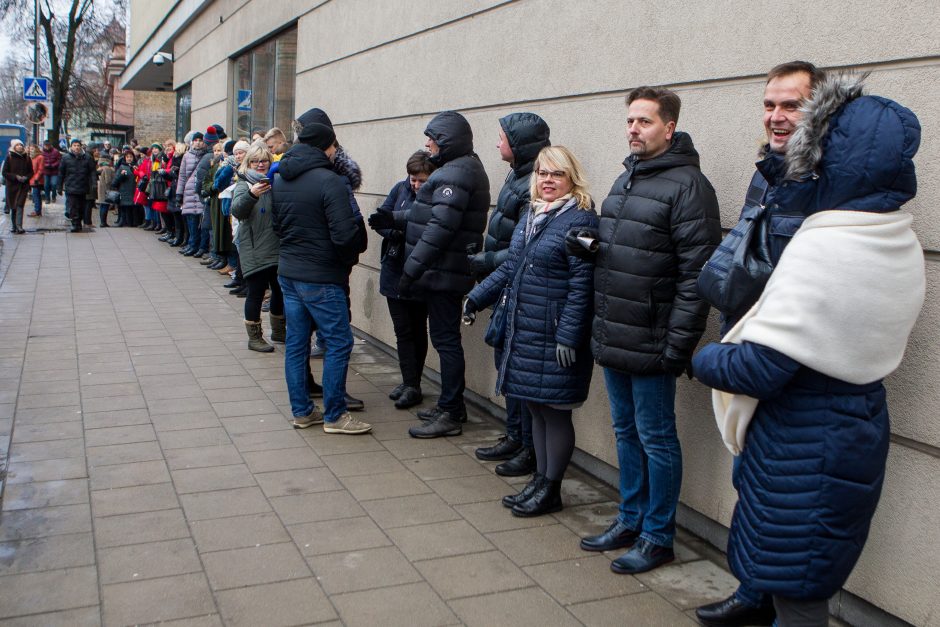 Tūkstančiai žmonių mitinge reikalavo didesnių algų mokytojams