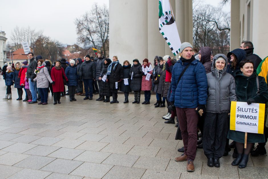 Tūkstančiai žmonių mitinge reikalavo didesnių algų mokytojams