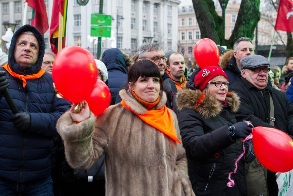 Tūkstančiai žmonių mitinge reikalavo didesnių algų mokytojams