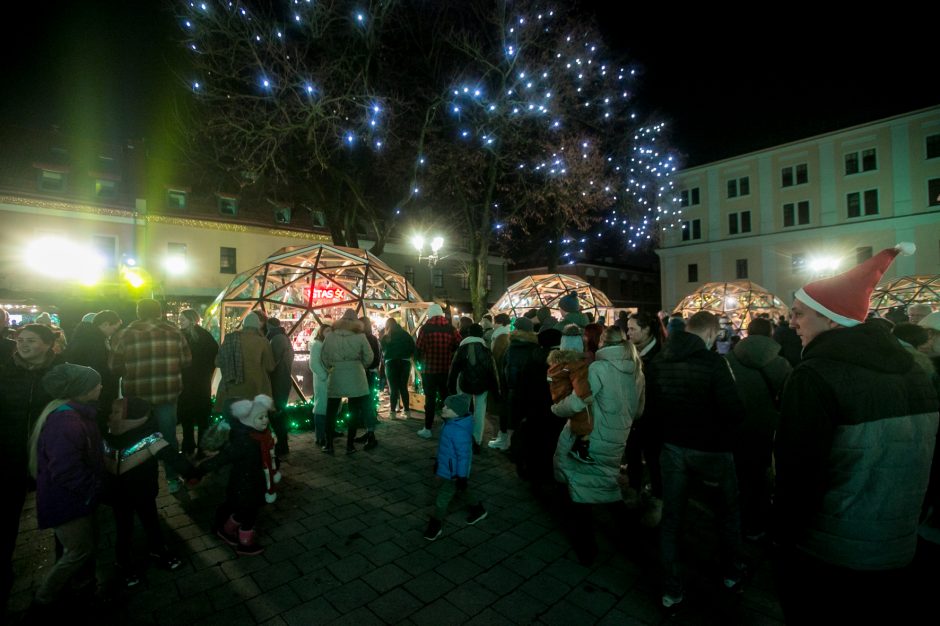 Para po Kauno žaliaskarės įžiebimo: miestiečiai ir svečiai prie eglutės plūsta būriais