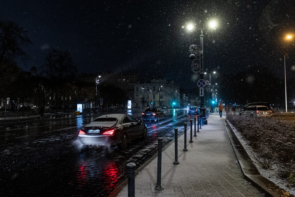 Kelininkai perspėja: naktį eismo sąlygas sunkins snygis ir plikledis