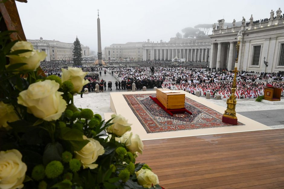 Pasaulis atsisveikino su popiežiumi emeritu Benediktu XVI